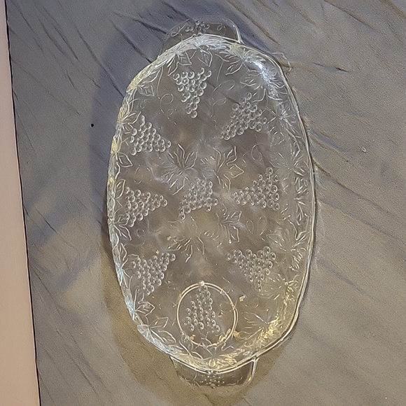 Vintage Indiana Pressed Glass Harvest Grape Crystal Serving Platter 11.25 X 6.5" - Picture 2 of 4